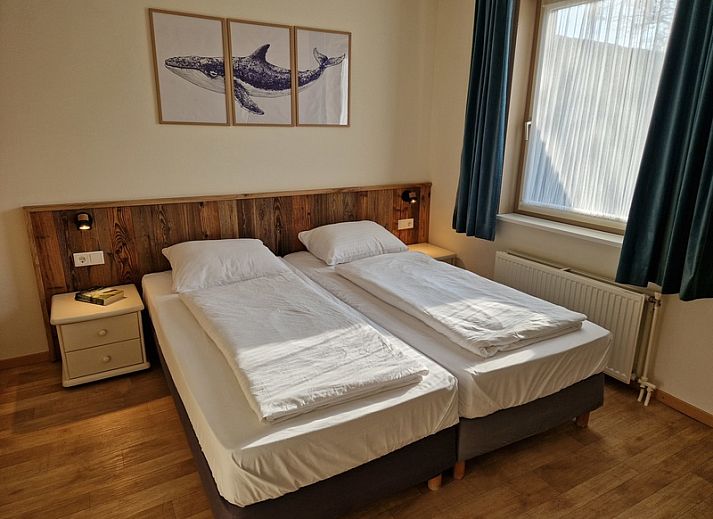 Cozy living room in Bungalowpark Uterste Coogh - Bungalow 116, De Dennen, Texel overlooking the green garden.