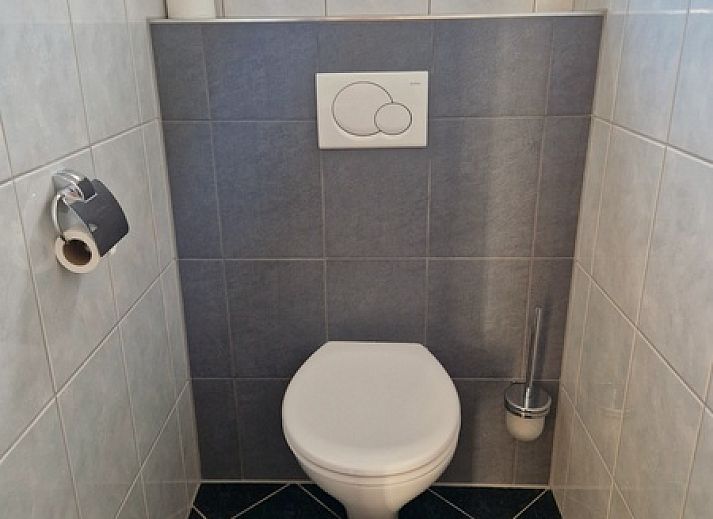 Cozy living room in Bungalowpark Uterste Coogh - Bungalow 116, De Dennen, Texel overlooking the green garden.