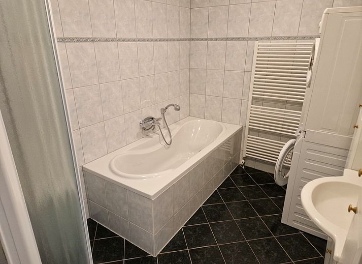 Cozy living room in Bungalowpark Uterste Coogh - Bungalow 116, De Dennen, Texel overlooking the green garden.