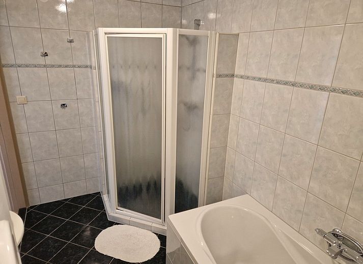 Spacious dining room in Bungalowpark Uterste Coogh - Bungalow 116, De Dennen, Texel, ideal for cozy dinners.