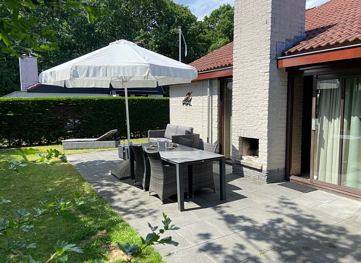 Modern kitchen in Holiday home Gortersmient 356, De Dennen, Texel. Fully equipped for a comfortable stay on the Wadden Islands.