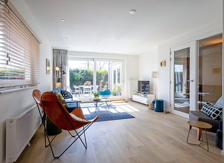 Bungalowpark Uterste Coogh - Bungalow 128 - Gerrit, terrace with green garden in De Dennen, Texel, Wadden Islands.