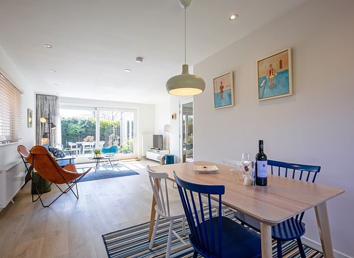 Bright living room in Bungalowpark Uterste Coogh - Bungalow 128 - Gerrit, De Dennen, Texel, overlooking the garden.