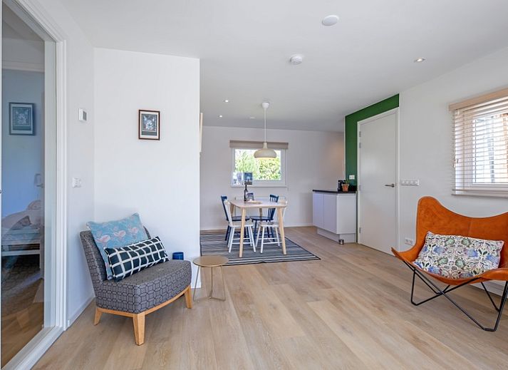 Bright living room in Bungalowpark Uterste Coogh - Bungalow 128 - Gerrit, De Dennen, Texel, overlooking the garden.