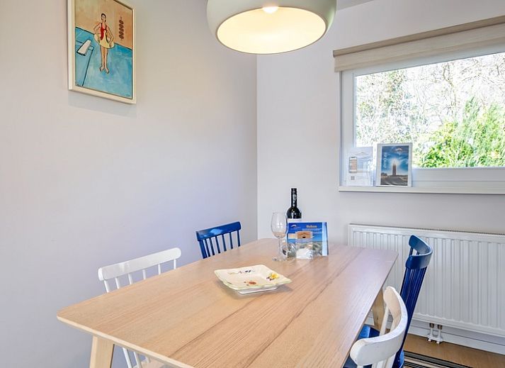 Bright living room in Bungalowpark Uterste Coogh - Bungalow 128 - Gerrit, De Dennen, Texel, overlooking the garden.