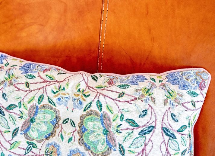 Bright living room in Bungalowpark Uterste Coogh - Bungalow 128 - Gerrit, De Dennen, Texel, overlooking the garden.