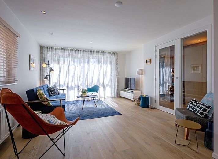 Bright living room in Bungalowpark Uterste Coogh - Bungalow 128 - Gerrit, De Dennen, Texel, overlooking the garden.