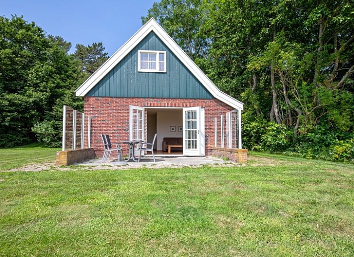 Cozy living room of 't Mienthuis - De Jonker, vacation home in De Dennen, Texel with beautiful views of the nature of the Wadden Islands.