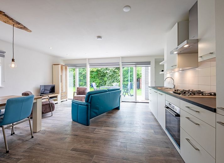 Modern living room in Bungalowpark Uterste Coogh - Bungalow 82 - De Luwte, De Dennen, Texel with comfortable seating.