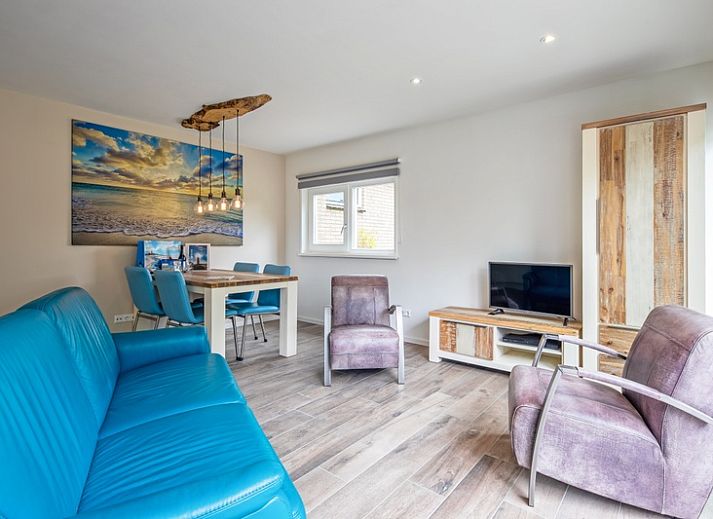 Modern living room in Bungalowpark Uterste Coogh - Bungalow 82 - De Luwte, De Dennen, Texel with comfortable seating.