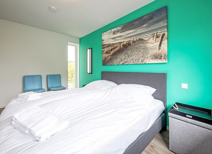 Modern living room in Bungalowpark Uterste Coogh - Bungalow 82 - De Luwte, De Dennen, Texel with comfortable seating.