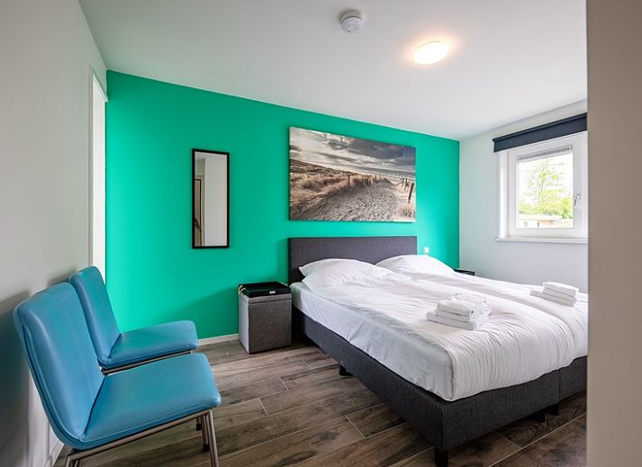 Modern living room in Bungalowpark Uterste Coogh - Bungalow 82 - De Luwte, De Dennen, Texel with comfortable seating.