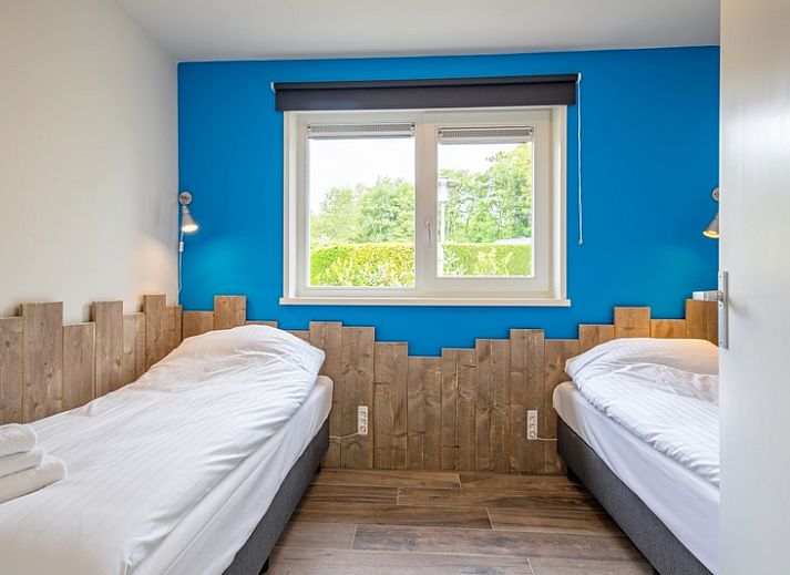 Open living space in Bungalowpark Uterste Coogh - Bungalow 82 - De Luwte, De Dennen, Texel with kitchen and dining area.