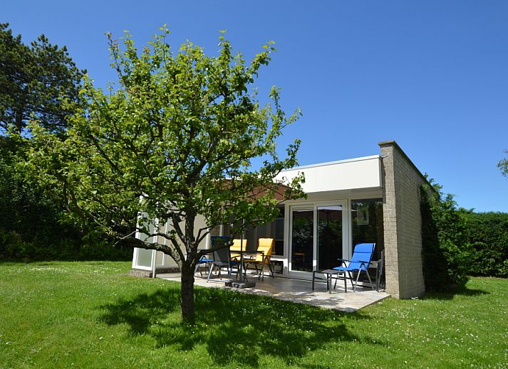 Ferienhaus Tempelierweg 24 mit Terrasse in De Dennen, Texel, umgeben von viel Gruen und Ruhe.