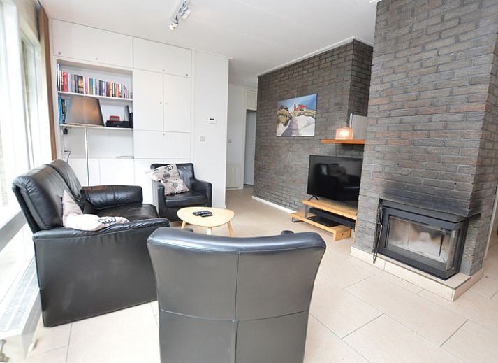 Ferienhaus Tempelierweg 24 mit Terrasse in De Dennen, Texel, umgeben von viel Gruen und Ruhe.