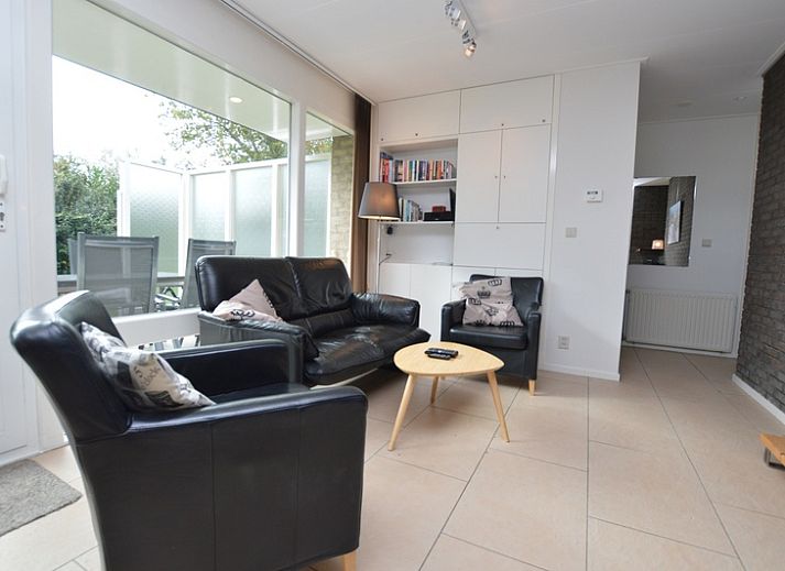 Ferienhaus Tempelierweg 24 mit Terrasse in De Dennen, Texel, umgeben von viel Gruen und Ruhe.