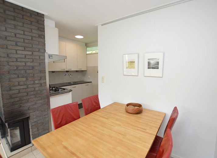 Gemuetliches Wohnzimmer mit Kamin im Ferienhaus Tempelierweg 24, De Dennen, Texel.