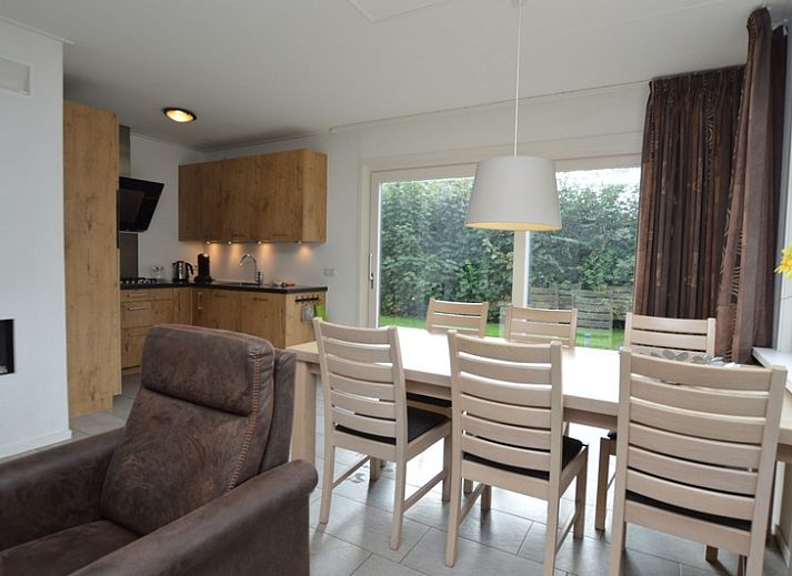 Gemuetliches Wohnzimmer im Tempelierweg 36 - Ogamu, Ferienhaus in De Dennen, Texel mit bequemen Sofas.