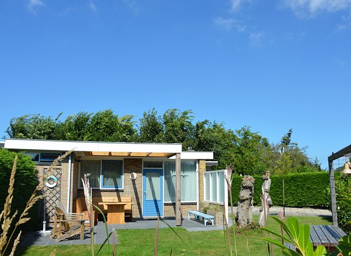 Bungalow Uterste Coogh 104 in De Dennen, Texel, mit gruenem Garten und sonniger Terrasse.