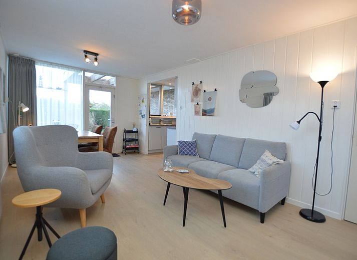 Bungalow Uterste Coogh 104 in De Dennen, Texel, mit gruenem Garten und sonniger Terrasse.