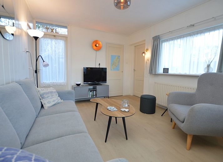 Bungalow Uterste Coogh 104 in De Dennen, Texel, mit gruenem Garten und sonniger Terrasse.