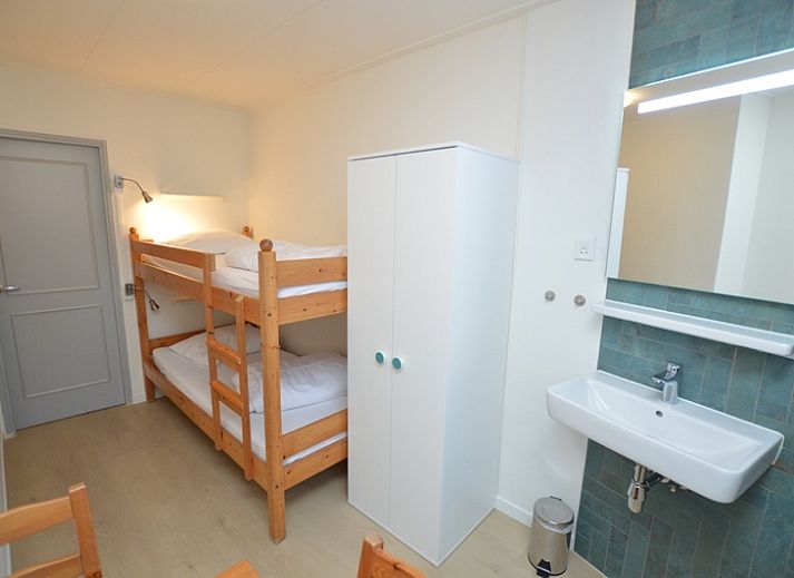 Helles Wohnzimmer des Ferienhauses Uterste Coogh 104, Texel, mit geraeumiger Essecke.