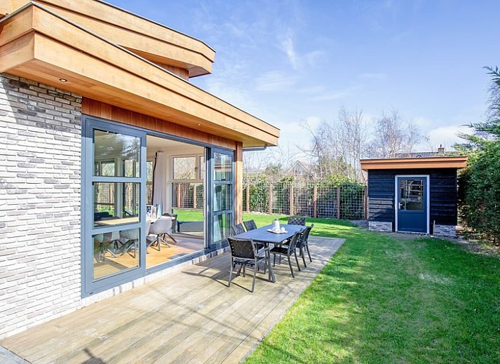 Vakantiehuis De Vlinder in Bungalowpark 't Hoogelandt op Texel biedt een ruime veranda met zitgelegenheid in de natuur van De Dennen.
