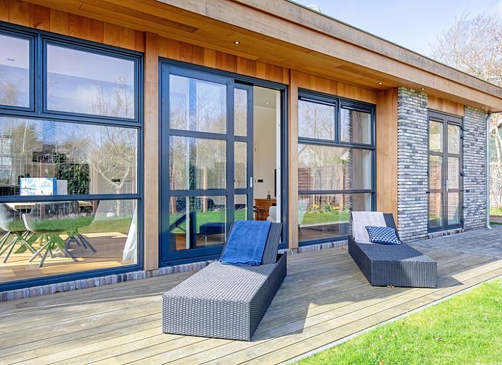 Vakantiehuis De Vlinder in Bungalowpark 't Hoogelandt op Texel biedt een ruime veranda met zitgelegenheid in de natuur van De Dennen.