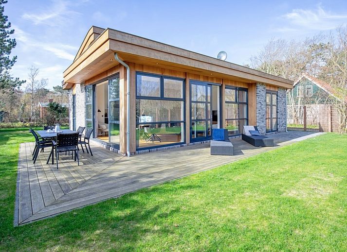 Vakantiehuis De Vlinder in Bungalowpark 't Hoogelandt op Texel biedt een ruime veranda met zitgelegenheid in de natuur van De Dennen.