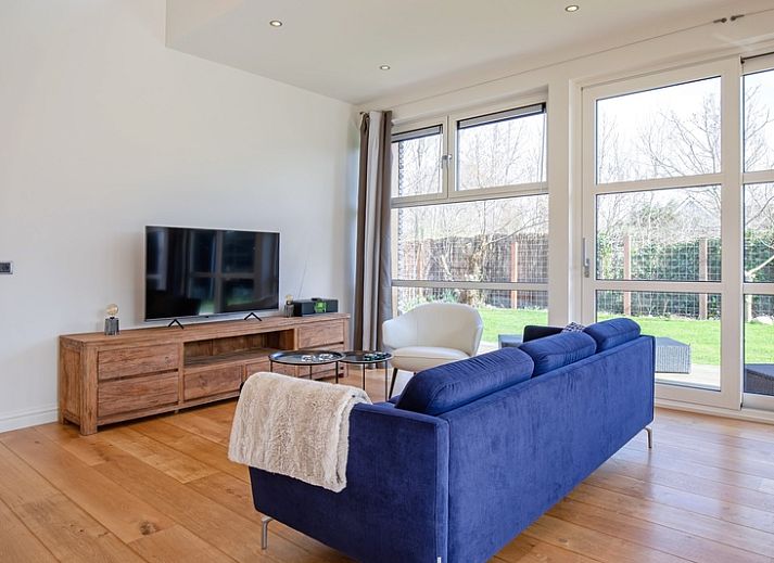 Geniet van het terras van Vakantiehuis De Vlinder in Bungalowpark 't Hoogelandt, gelegen in de groene omgeving van De Dennen, Texel.