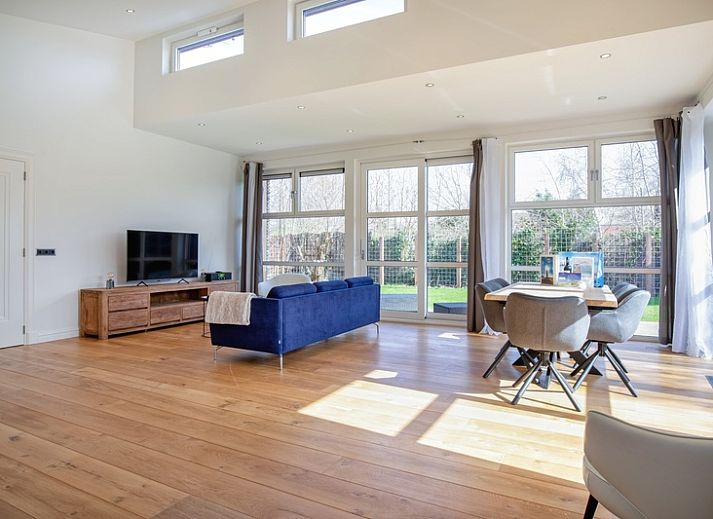 Geniet van het terras van Vakantiehuis De Vlinder in Bungalowpark 't Hoogelandt, gelegen in de groene omgeving van De Dennen, Texel.