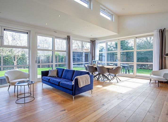 Geniet van het terras van Vakantiehuis De Vlinder in Bungalowpark 't Hoogelandt, gelegen in de groene omgeving van De Dennen, Texel.