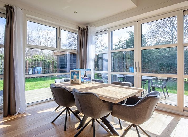 Geniet van het terras van Vakantiehuis De Vlinder in Bungalowpark 't Hoogelandt, gelegen in de groene omgeving van De Dennen, Texel.