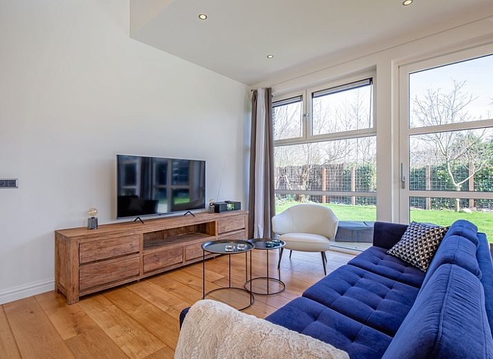 Ontspan op het buitenterras van Vakantiehuis De Vlinder in Bungalowpark 't Hoogelandt, omgeven door de natuur van De Dennen, Texel.