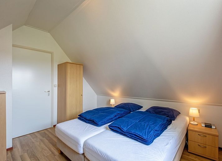 Rustikaler Charme von 't Mienthuis - De Prins, Ferienhaus in De Dennen, Texel, mit bunten Blumen und gruener Umgebung.