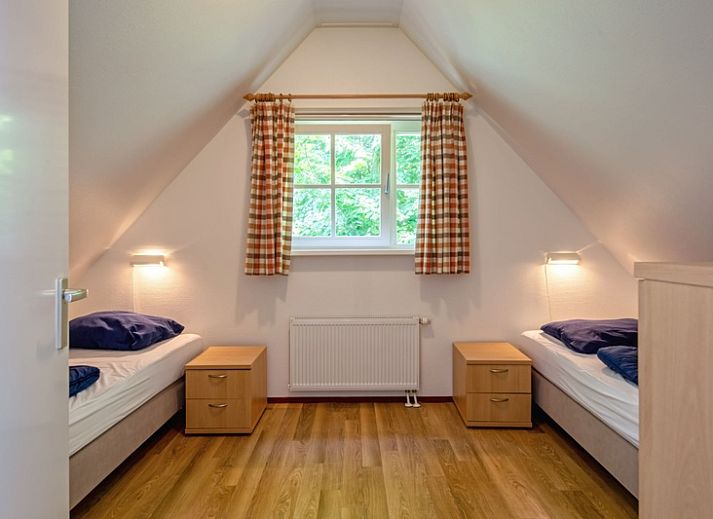 Sonnige Terrasse bei 't Mienthuis - De Prins, Ferienhaus in De Dennen, Texel, mit bequemen Stuehlen und gruener Natur.