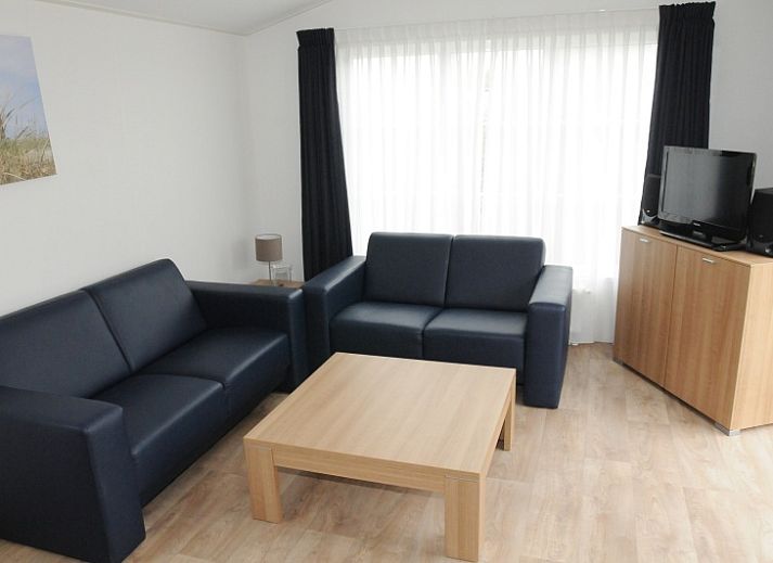 Chalet in De Dennen, Texel mit grosser Veranda und gruener Umgebung.