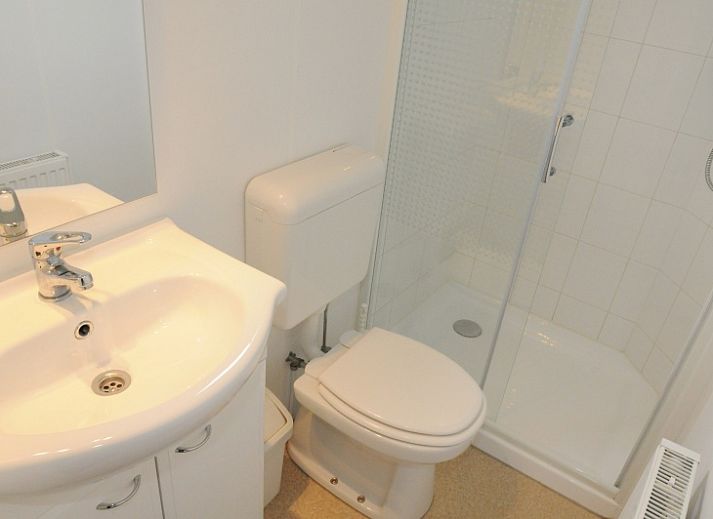 Chalet in De Dennen, Texel mit grosser Veranda und gruener Umgebung.