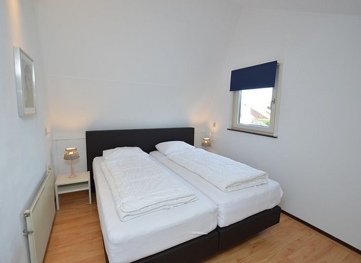 Lichte zithoek in vakantiehuis Gortersmient 240, Bungalowpark Gortersmient, De Dennen, Texel, met comfortabele banken.