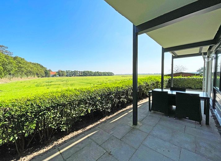 Bright living room with flat-screen TV in Apartment Bos en Duin 12, De Dennen, Texel, ideal for relaxation.