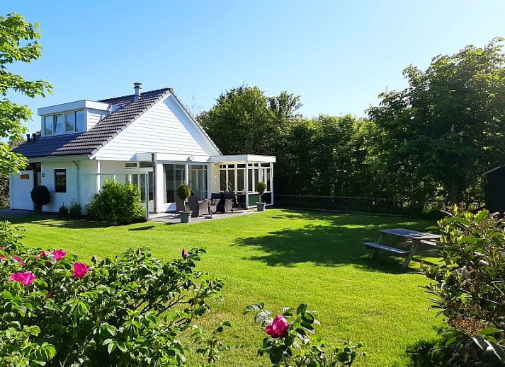 Bungalowpark De Parel - WELMOED in De Dennen, Texel offers a serene garden with a cozy terrace, ideal for those seeking peace and quiet.