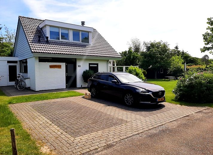 Bungalowpark De Parel - WELMOED in De Dennen, Texel offers a serene garden with a cozy terrace, ideal for those seeking peace and quiet.