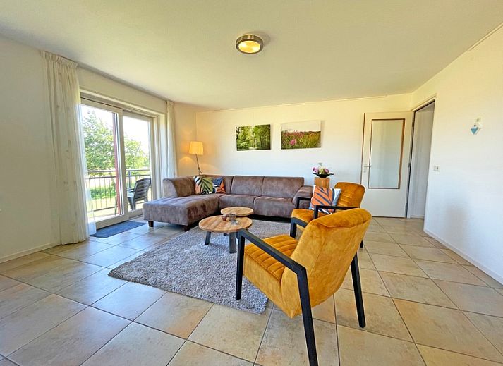 Ruime woonkamer van Appartement Bos en Duin 43 in De Dennen, Texel met comfortabele zithoek en veel natuurlijk licht.
