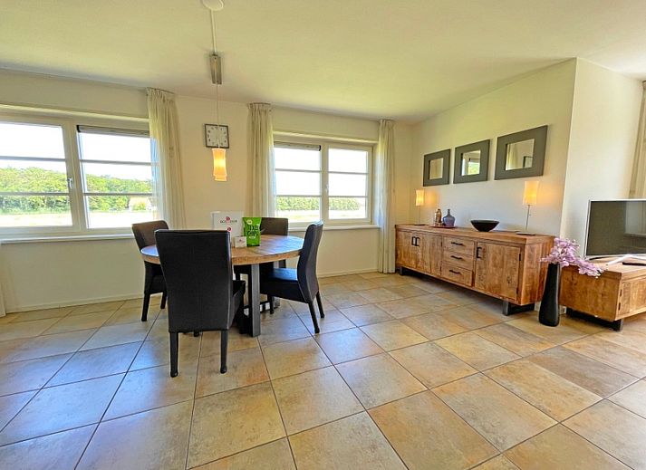 Gezellige zithoek in Appartement Bos en Duin 43, De Dennen, Texel met uitzicht op de groene omgeving.