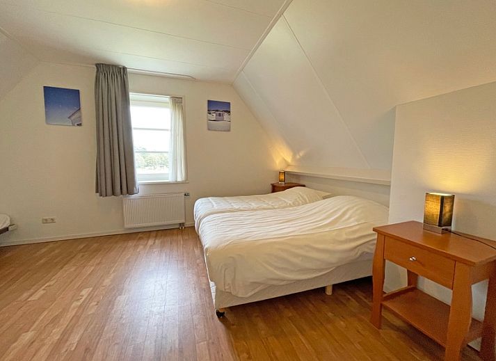 Gezellige zithoek in Appartement Bos en Duin 43, De Dennen, Texel met uitzicht op de groene omgeving.