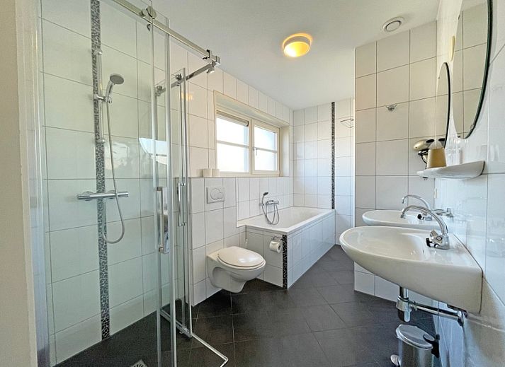 Gezellige zithoek in Appartement Bos en Duin 43, De Dennen, Texel met uitzicht op de groene omgeving.