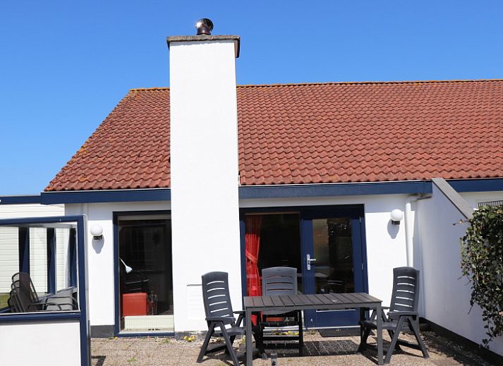 Vacation home Gortersmient 312 in De Dennen Texel with sunny terrace and garden furniture.
