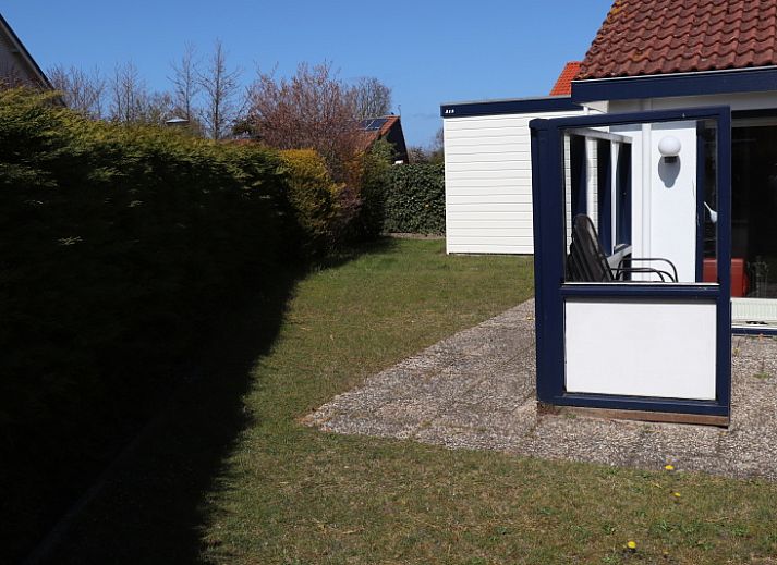 Vacation home Gortersmient 312 in De Dennen Texel with sunny terrace and garden furniture.
