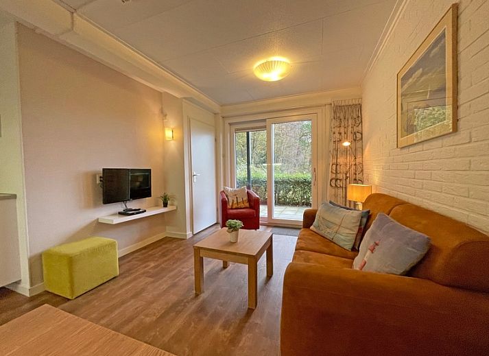 Gezellige woonkamer van Appartement Bos en Duin 15 met uitzicht op De Dennen, Texel.