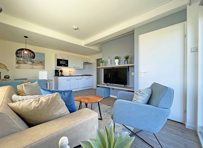 Lichte woonkamer van Appartement Bos en Duin 30 in De Dennen, Texel met comfortabele zithoek en uitzicht op de natuur.
